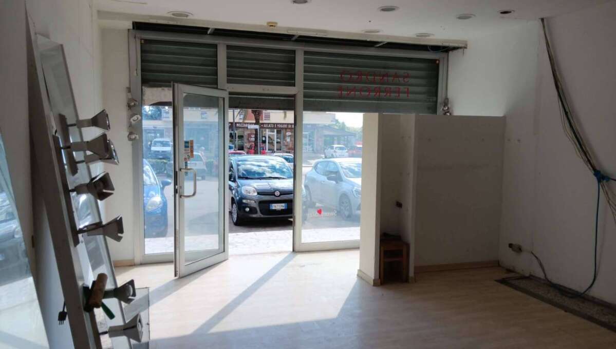 Locale commerciale in affitto viale San Lorenzo, Ardea