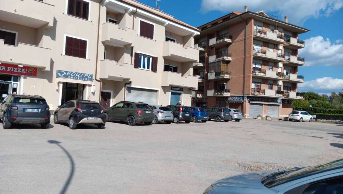 Locale commerciale in affitto viale San Lorenzo, Ardea