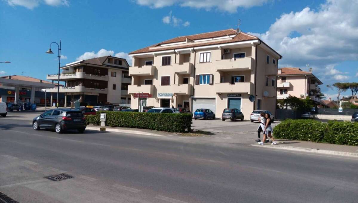 Locale commerciale in affitto viale San Lorenzo, Ardea