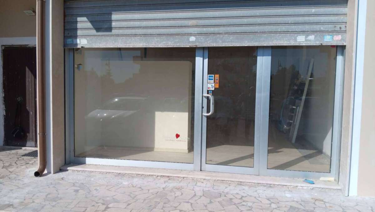 Locale commerciale in affitto viale San Lorenzo, Ardea